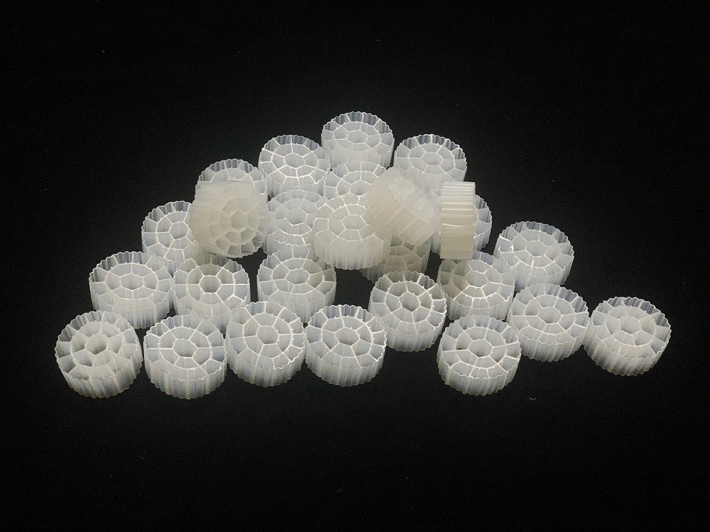 White 0.96g/Cm3 Moving Bed Bio Filter Media For Ras System